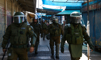 Cảnh sát Chile tuần tra trên đường phố Santiago ngày 3/4. (Ảnh: Reuters)