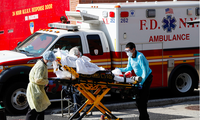  Một bệnh nhân được vận chuyển từ Trung tâm bệnh viện Elmhurst, Mỹ, ra xe cứu thương ngày 7/4. (Ảnh: AP) 