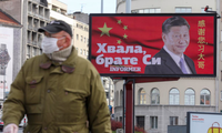 Tấm biển có hình Chủ tịch Trung Quốc Tập Cận Bình ở Belgrade, Serbia. (Ảnh: Reuters)