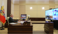 Tổng thống Nga Vladimir Putin trong cuộc họp trực tuyến ngày 13/4. (Ảnh: EPA
