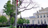Đại sứ quán Trung Quốc tại Paris treo cờ rủ ngày 4/4 để tưởng nhớ những người đã chết vì COVID-19. (Ảnh: Xinhua)