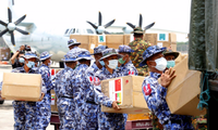 Binh lính Myanmar nhận đồ y tế Trung Quốc mang đến sân bay Yangon. (Ảnh: EPA-EFE)