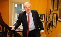 Thủ tướng Anh Boris Johnson trở về số 10 phố Downing sau khi đến bệnh viện đón con trai chào đời. (Ảnh: Daily Mail)