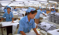 Các công nhân làm việc trong một nhà máy may của Nhật Bản ở Myanmar. (Ảnh: Kyodo)
