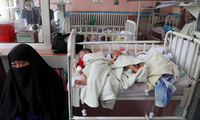 Những đứa trẻ sơ sinh mất mẹ sau vụ tấn công tại bệnh viện ở Kabul. (Ảnh: Reuters)