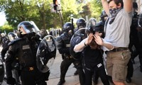 Đặc vụ Mỹ dẹp người biểu tình gần Nhà Trắng ngày 1/6. (Ảnh: Reuters)