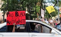 Người biểu tình ở Manhattan, New York, giương tấm biển có dòng chứ: "Ủng hộ người da đen không phải chống lại người da trắng". (Ảnh: CNN)