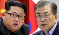Tổng thống Hàn Quốc Moon Jae In (bìa phải) và Chủ tịch Triều Tiên Kim Jong Un