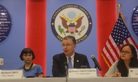 Đại sứ Mỹ Daniel Kritenbrink (giữa) tại cuộc gặp báo chí chiều 2/7. (Ảnh: DN)