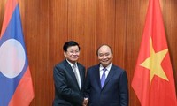 Thủ tướng Nguyễn Xuân Phúc tiếp đón Thủ tướng Lào. (Ảnh: VGP)