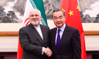 Ngoại trưởng Trung Quốc Vương Nghị (phải) và người đồng cấp Iran Javad Zarif trong cuộc gặp tại Bắc Kinh vào tháng 1 năm nay. (Ảnh: Xinhua)