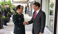 Bộ trưởng Quốc phòng Mỹ Mark Esper gặp người đồng cấp Trung Quốc Nguỵ Phượng Hoà tại Bangkok, Thái Lan, hồi tháng 11/2019. (Ảnh: AP)