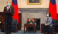Bộ trưởng Y tế Mỹ Alex Azar (trái) và nhà lãnh đạo Đài Loan Thái Anh Văn trong cuộc họp báo sáng 10/8. (Ảnh: Reuters)