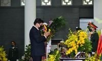 Thủ tướng Lào Thongloun Sisoulith viếng nguyên Tổng Bí thư Lê Khả Phiêu. (Ảnh: Như Ý)