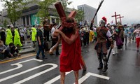Người biểu tình hóa trang thành Chúa Jesus trong cuộc tuần hành trước Nhà Xanh ngày 15/8. (Ảnh: CNN)