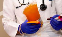 Phương pháp dùng huyết tương bị hạn chế về nguồn cung vì phải phụ thuộc vào người hiến tặng. (Ảnh: CNN)