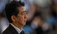 Thủ tướng Abe Shinzo trông tiều tuỵ sau thời gian làm việc vất vả để xử lý các vấn đề do đại dịch COVID-19 gây ra. (Ảnh: Japan Times)