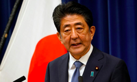Ông Abe Shinzo phát biểu trong cuộc họp báo hôm nay để thông báo việc từ chức. (Ảnh: Reuters) 