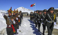 Binh lính Ấn Độ và Trung Quốc tuần tra dọc đường phân chia trên vùng núi Himalaya