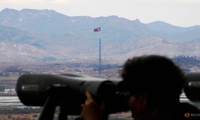 Cột cờ Triều Tiên nhìn từ khu phi quân sự phía Hàn Quốc. (Ảnh: Reuters)