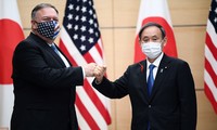 Ngoại trưởng Mỹ Mike Pompoe (trái) gặp Thủ tướng Nhật Bản Suga Yoshihide tại Tokyo. (Ảnh: Reuters)