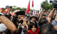 Người biểu tình trên đường phố Bangkok ngày 14/10. (Ảnh: Reuters)
