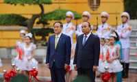 Thủ tướng Nguyễn Xuân Phúc chủ trì lễ đón thủ tướng Nhật Bản Suga Yoshihide. (Ảnh: Như Ý)