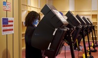 Một phụ nữ đi bầu cử sớm ở Kansas ngày 17/10. (Ảnh: AP)