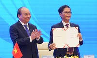 Thủ tướng Nguyễn Xuân Phúc và Bộ trưởng Công thương Trần Tuấn Anh tại lễ ký kết. Ảnh: Chinhphu