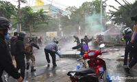 Cảnh tượng bạo lực trước trụ sở quốc hội Thái Lan ngày 17/11. (Ảnh: CNA)
