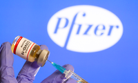 Mới chỉ có vắc-xin COVID-19 của hãng Pfitzer được cấp phép tiêm chủng ở Anh, Mỹ và sắp tới là EU. (Ảnh: Reuters)