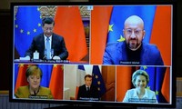 Các lãnh đạo EU và Trung Quốc trong cuộc họp trực tuyến ngày 30/12 để kết thúc đàm phán thoả thuận đầu tư. (Ảnh: Reuters)