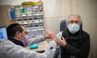 Một người dân Israel được tiêm phòng vắc-xin COVID-19 hôm 30/12. (Ảnh: Times of Israel)