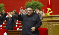 Ông Kim Jong Un nhận được tràng pháo tay lớn sau phát biểu bế mạc đại hội đảng. (Ảnh: KCNA)