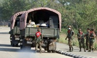 Quân đội Myanmar được huy động ra chặn các tuyến đường. (Ảnh: EPA)