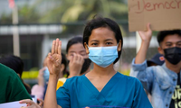 Một y tá làm dấu 3 ngón tay khi tham gia cuộc biểu tình ở TP Yangon ngày 8/2. (Ảnh: Reuters)