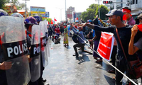 Người biểu tình đối đầu với cảnh sát ở Mandalay ngày 9/2. (Ảnh: AP)