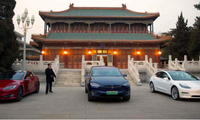 Xe Tesla đậu ngoài Trung Nam Hải - khu làm việc của lãnh đạo cấp cao Trung Quốc - trong cuộc gặp của ông chủ Tesla Elon Musk và Thủ tướng Trung Quốc Lý Khắc Cường vào tháng 1/2019. (Ảnh: Reuters)