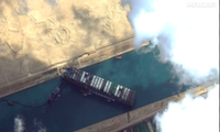 Con tàu khổng lồ nằm chắn ngang kênh Suez. (Ảnh: Maxar)