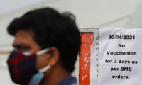 Một người đàn ông đi qua thông báo hết vắc-xin trong 3 ngày ở Mumbai, Ấn Độ. (Ảnh: Reuters)