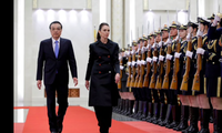 Thủ tướng Trung Quốc Lý Khắc Cường và Thủ tướng Úc Jacinda Ardern trong lễ đón tại Bắc Kinh vào tháng 4/2019. (Ảnh: Reuters)