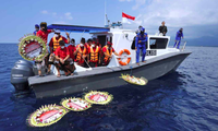 Vòng hoa được thả xuống nơi 53 thuỷ thủ gặp nạn cùng tàu ngầm hồi cuối tháng 4. (Ảnh: Reuters)