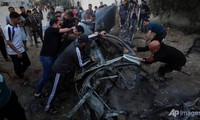 Một chiếc xe của người Palestine tan nát trong trận không kích của Israel. (Ảnh: AP)