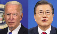 Tổng thống Mỹ Joe Biden (trái) và Tổng thống Hàn Quốc Moon Jae-in (Ảnh: Yonhap, Kyodo)
