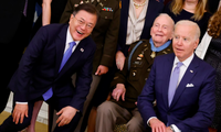 Tổng thống Mỹ Joe Biden và Tổng thống Hàn Quốc Moon Jae-in chụp ảnh với cựu binh Mỹ thời chiến tranh Triều Tiên Ralph Puckett Jr tại Nhà Trắng ngày 21/5. (Ảnh: Reuters)