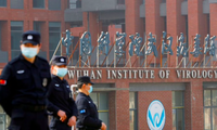 Trước cửa Viện nghiên cứu virus Vũ Hán. (Ảnh: Reuters)