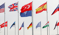 Quốc kỳ của các thành viên NATO trước trụ sở của khối tại Bỉ. (Ảnh: Reuters)
