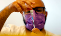 Một nhân viên y tế đang chuẩn bị vắc-xin COVID-19. (Ảnh: Reuters)