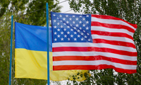 Quốc kỳ của Ukraine và Mỹ trong một căn cứ huấn luyện gần thủ đô Kiev, Ukraine. (Ảnh: Reuters)