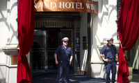 Cảnh sát đứng gác bên ngoài khách sạn là nơi diễn ra cuộc đàm phán. (Ảnh: Reuters)
